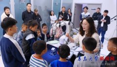 从动化学院“朋辈思政”举行机械臂体验